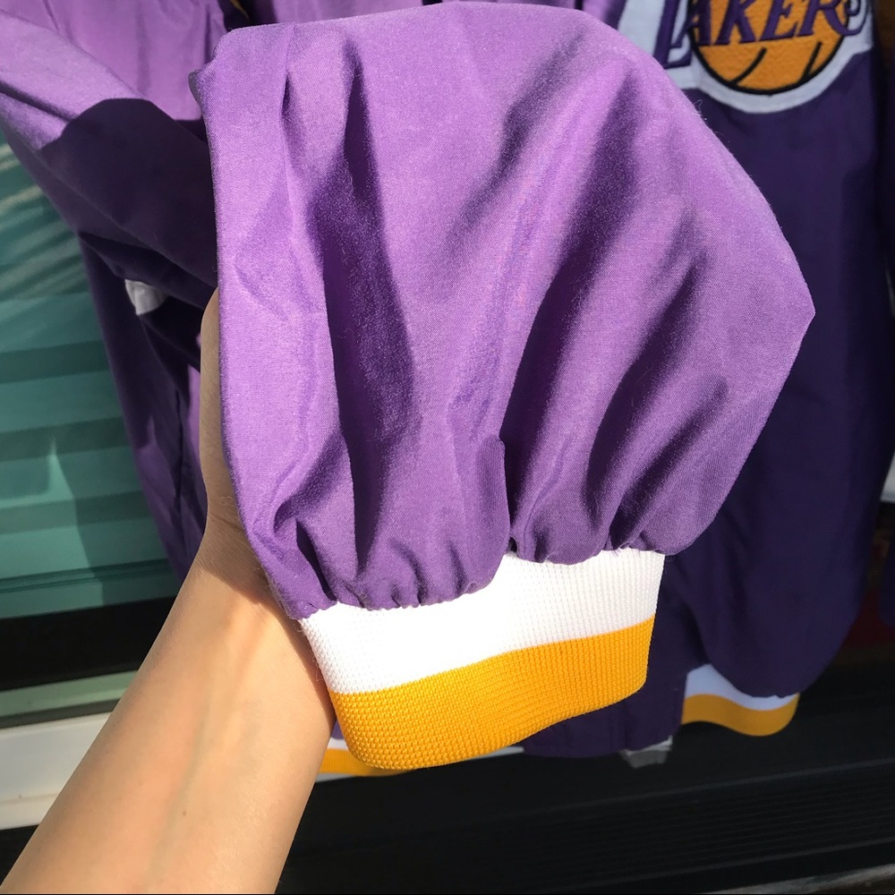 VINTAGE 💛LAKERS💜 CHAMPION MEDIUM MEN’S WINDBREAKER GREAT CONDITION - Picture 5 of 11